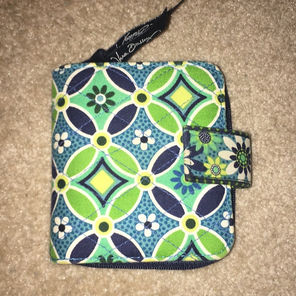 WALLET VERA BRADLEY RETIRED DAISY PATTERN